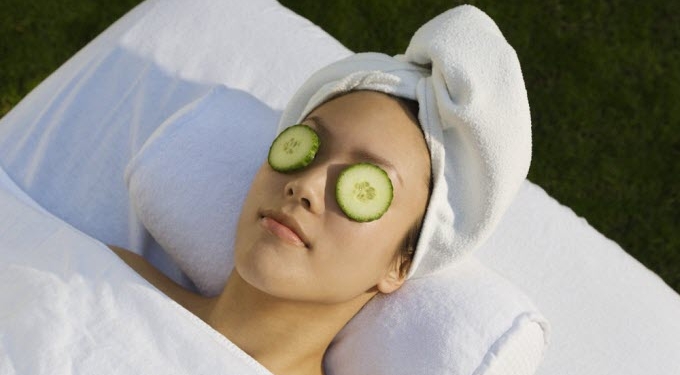 5 Ways To Remove  Bags Under Your Eyes (Besides Cucumbers)
