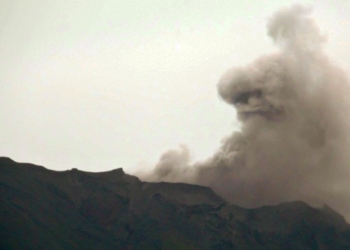 Bali’s Mount Agung Spews Smoke and Ash as Eruption Fears Remain