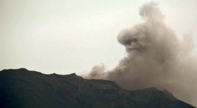 Bali’s Mount Agung Spews Smoke and Ash as Eruption Fears Remain