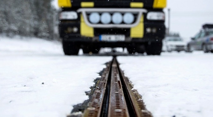 Sweden Launches World’s First Electric Road That Charges Cars As They Drive