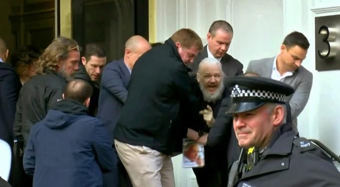 ‘Dark Moment for Press Freedom’: Snowden Leads Global Chorus in Condemning Assange Arrest as Grave Assault on Journalism