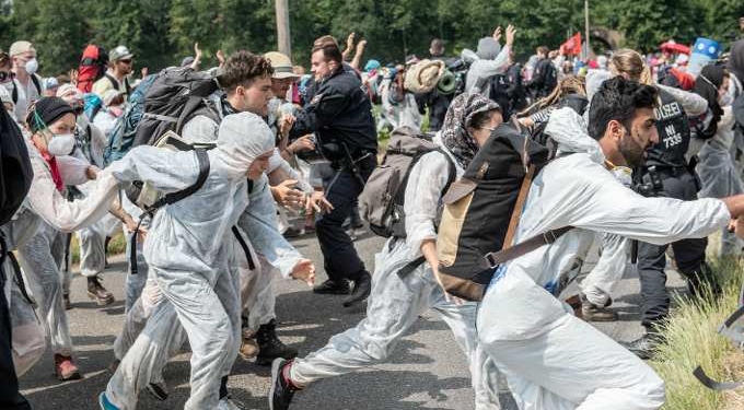 ‘We Are Unstoppable, Another World Is Possible!’: Hundreds Storm Police Lines to Shut Down Massive Coal Mine in Germany