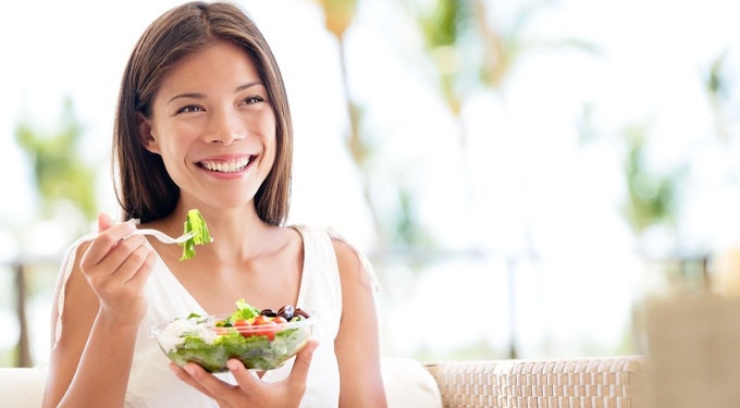 How to Eat Mindfully by Listening to Your Body
