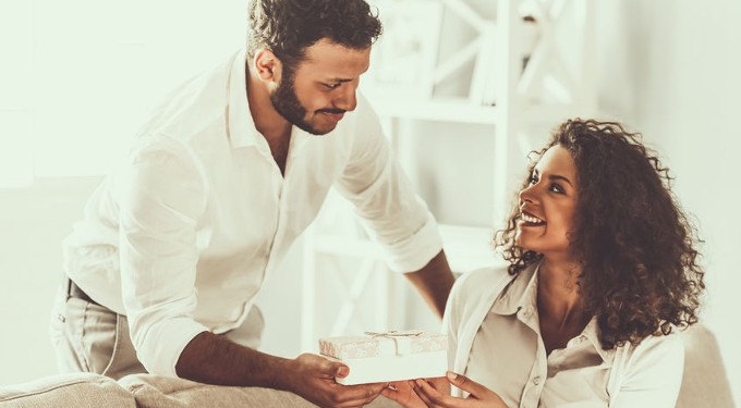 9 Amazing Gifts for Your Wife to Make this Karwa Chauth Special & Unforgettable