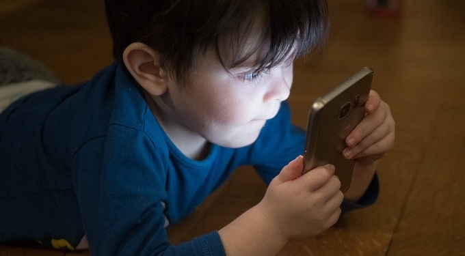 Growing Epidemic Among Smartphone Users: Temporary and Permanent Screen-Induced Blindness