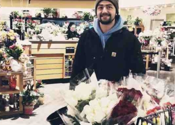 On Valentine’s Day, Man Brings Roses to Hundreds of Widows, Single Women and Military Spouses
