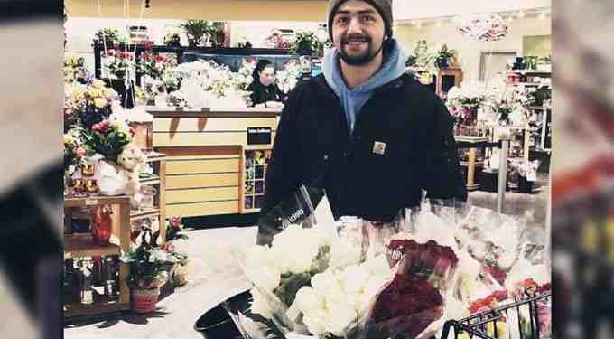 On Valentine’s Day, Man Brings Roses to Hundreds of Widows, Single Women and Military Spouses