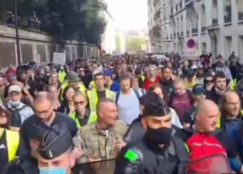 French Police Lay Down Shields Join 100,000 Protesters Marching Against Vaccine Passport