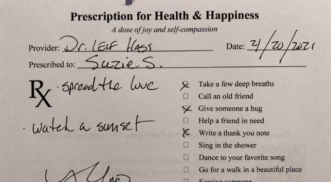 10 Happiness Practices a Doctor Prescribes to His Patients